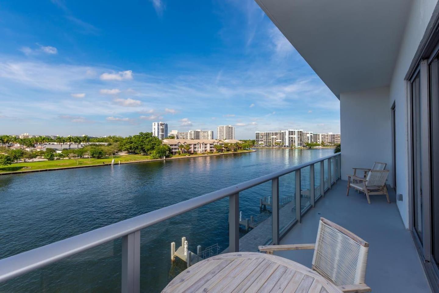 Amazing Apartments At H Beach House Hollywood Bagian luar foto