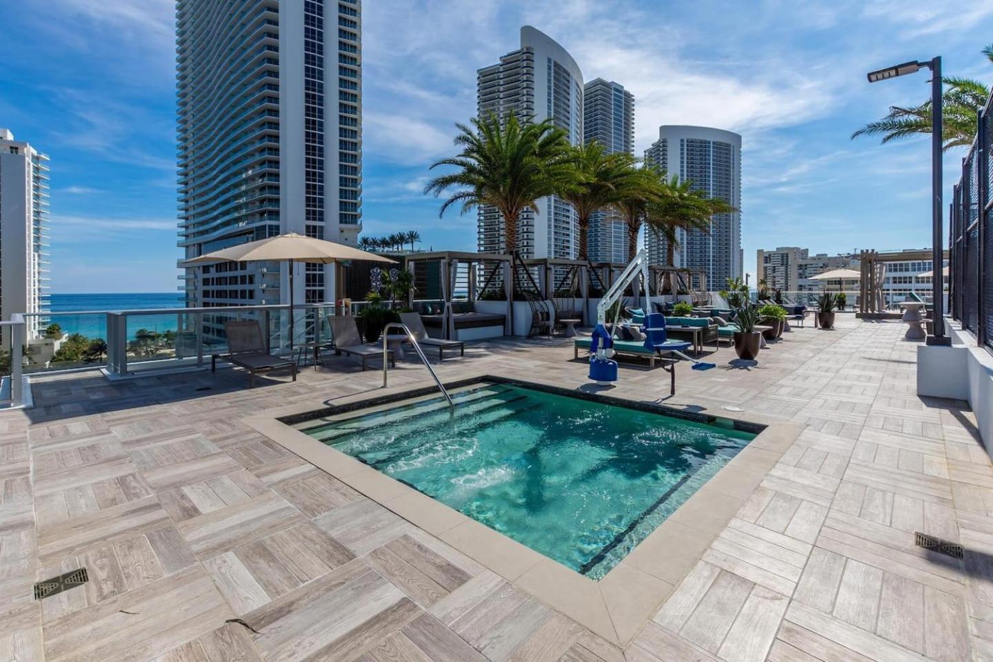 Amazing Apartments At H Beach House Hollywood Bagian luar foto