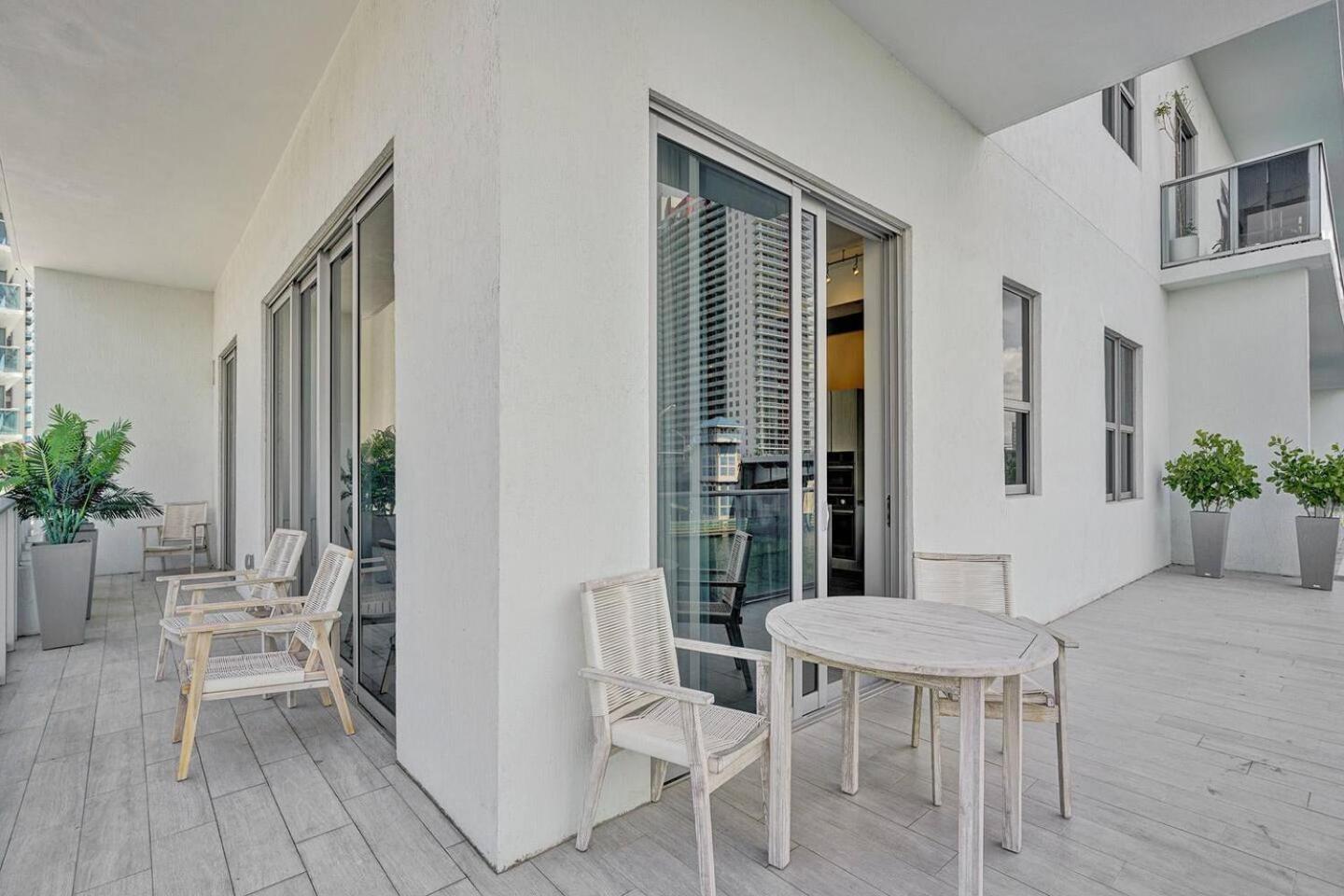 Amazing Apartments At H Beach House Hollywood Bagian luar foto