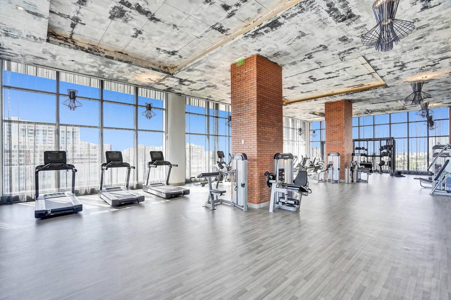Amazing Apartments At H Beach House Hollywood Bagian luar foto