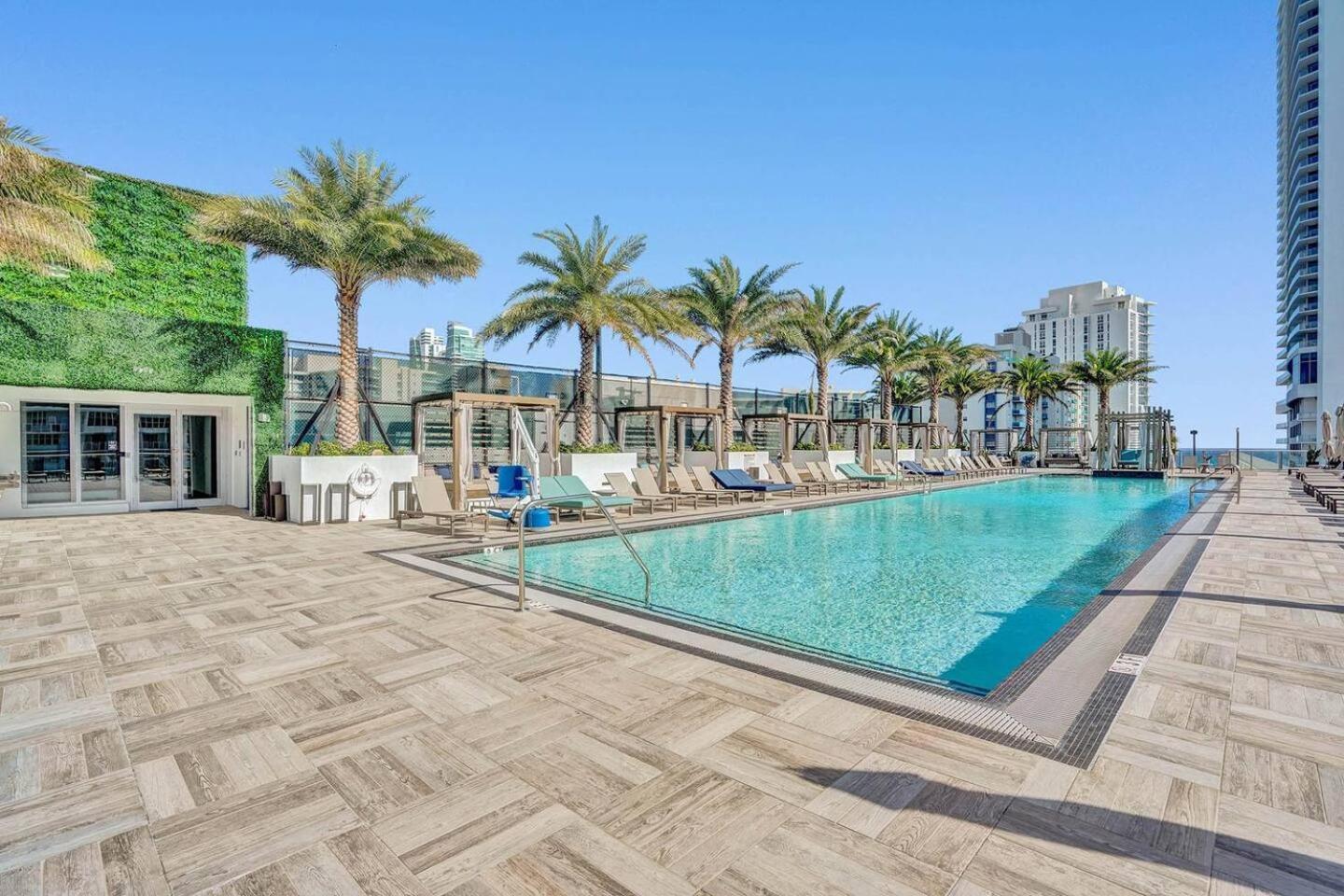 Amazing Apartments At H Beach House Hollywood Bagian luar foto