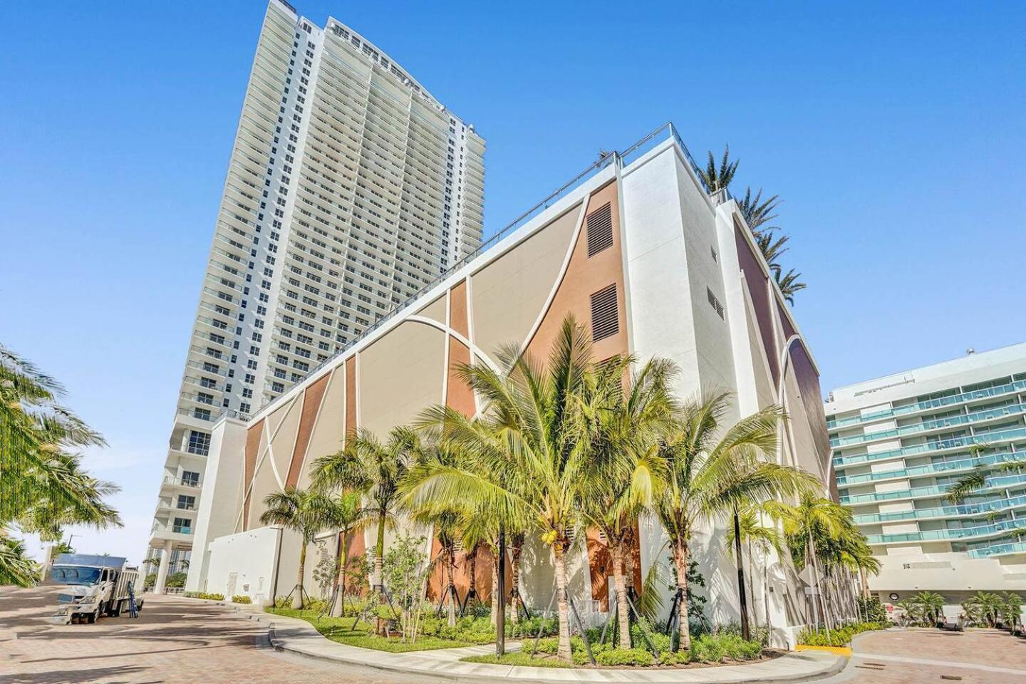 Amazing Apartments At H Beach House Hollywood Bagian luar foto