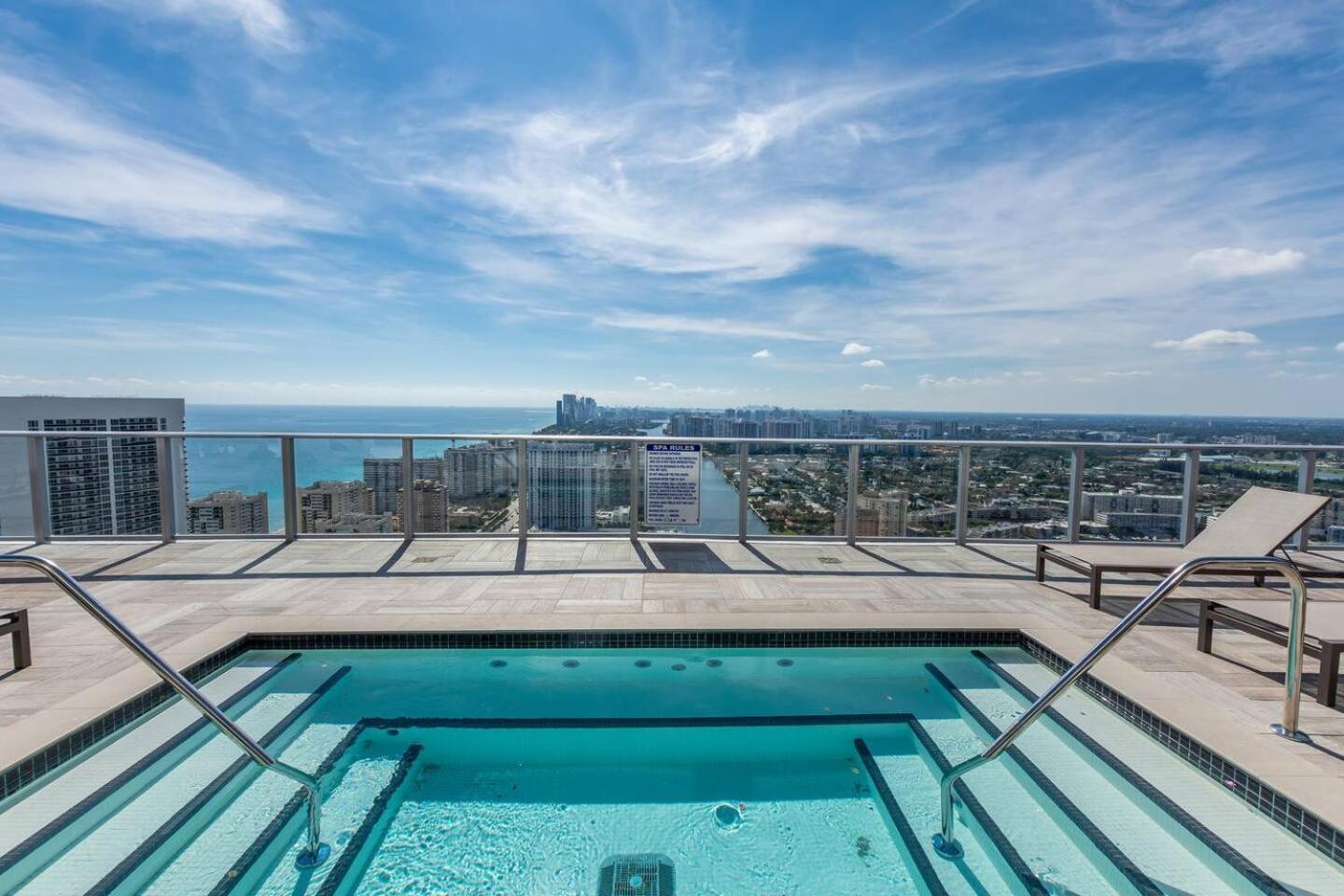 Amazing Apartments At H Beach House Hollywood Bagian luar foto