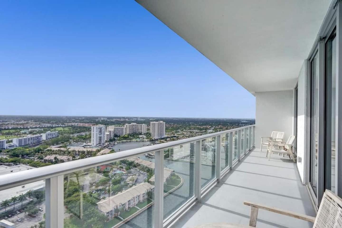 Amazing Apartments At H Beach House Hollywood Bagian luar foto