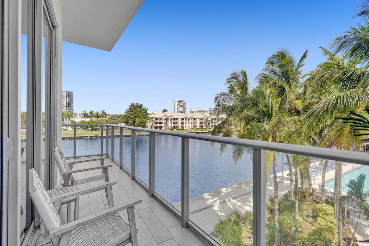 Amazing Apartments At H Beach House Hollywood Bagian luar foto