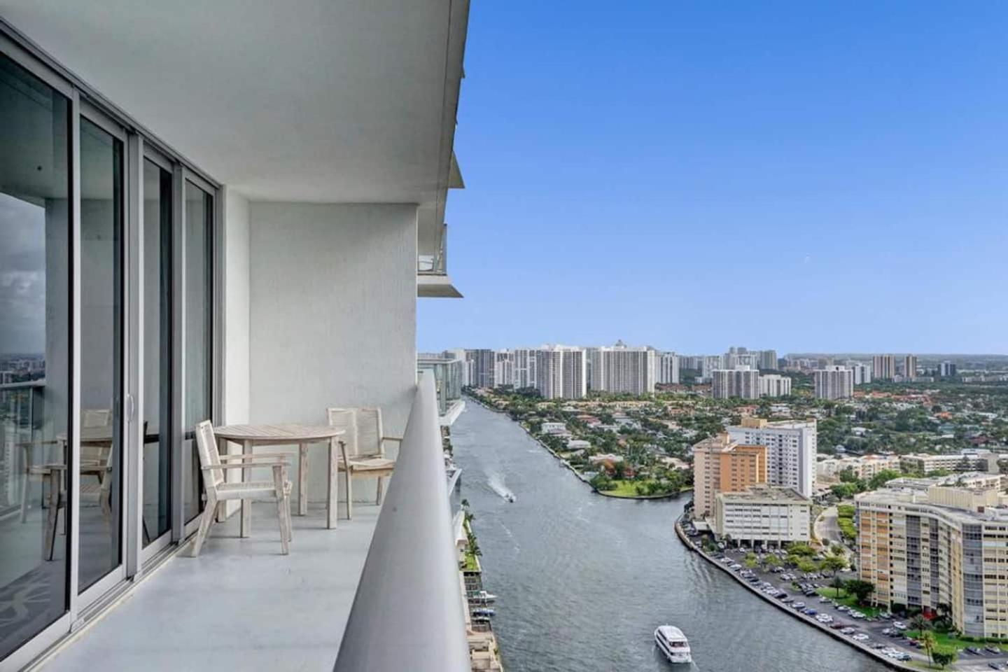 Amazing Apartments At H Beach House Hollywood Bagian luar foto