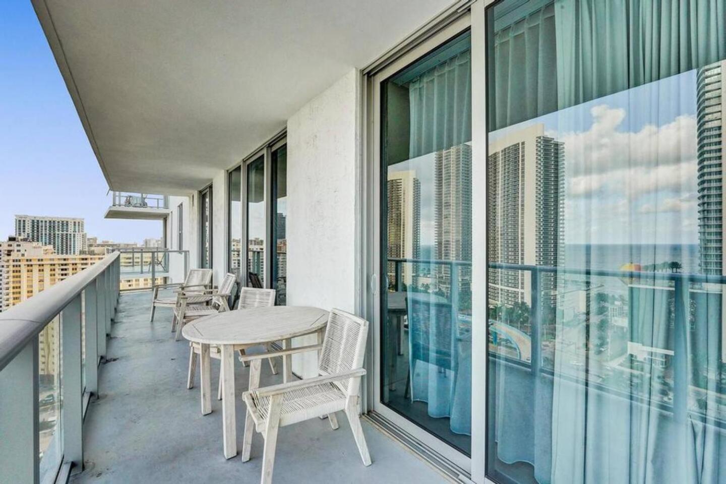 Amazing Apartments At H Beach House Hollywood Bagian luar foto