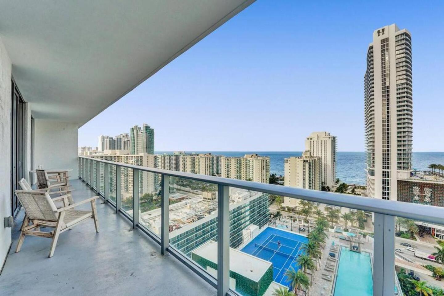 Amazing Apartments At H Beach House Hollywood Bagian luar foto